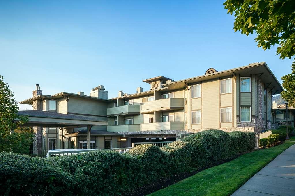 Plaza Inn & Suites At Ashland Creek Exterior photo