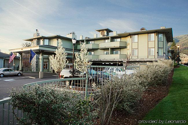 Plaza Inn & Suites At Ashland Creek Exterior photo
